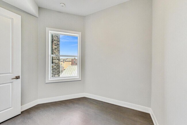 Building Photo - 2131 W Ohio St