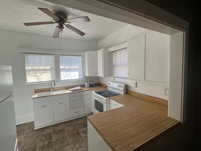Building Photo - Classic Brick bungalow in the Heart of Bristol Virginia. Property has been freshly painted and is...