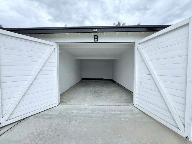 Building Photo - 231 E Nicolet St