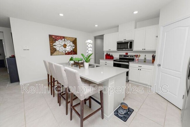 Building Photo - 833 Ambleside Dr