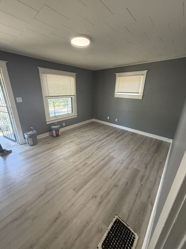 Building Photo - Cozy 3BR/1Ba house with unfinished basement- LEASING SPECIAL - MOVE IN BY 5/31/2026 AND RECEIVE 2...