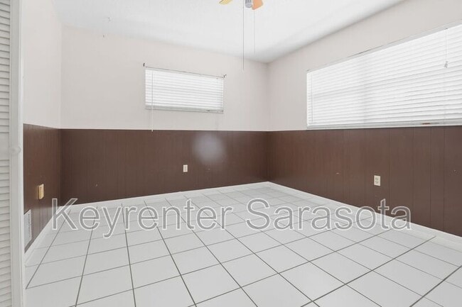 Building Photo - 5645 N Tuttle Ave