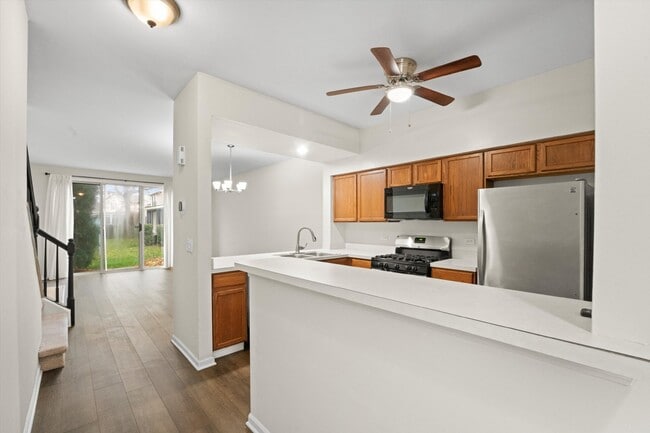 Building Photo - 2-Bedroom Townhouse in Waukegan - Gurnee School District