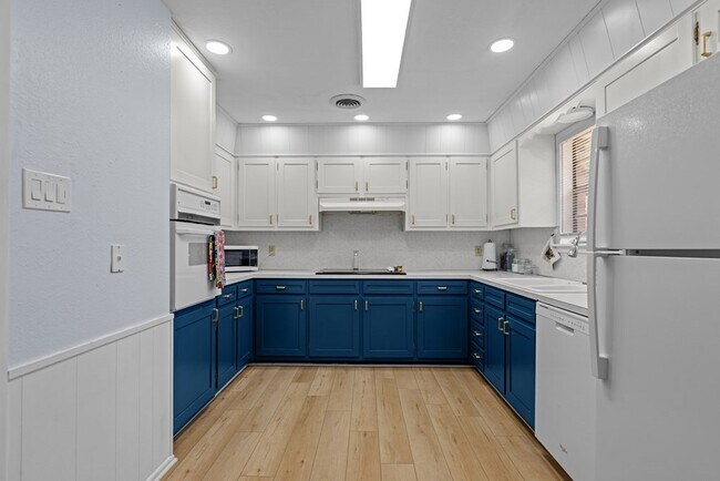 Building Photo - 3700 Fairmont Dr