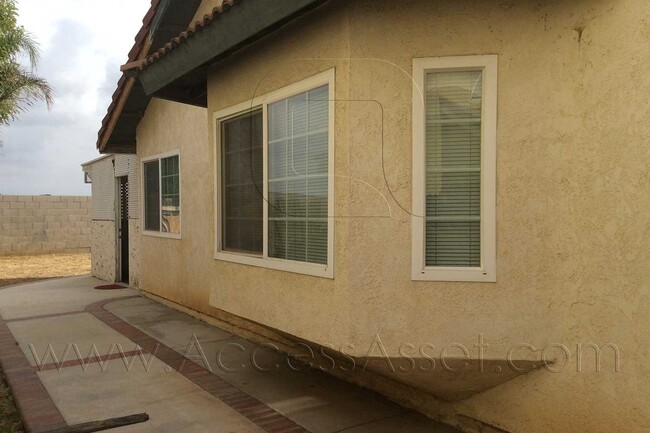 Building Photo - Lovely 3 Bed/2 Bath Home Located In Fabulo...