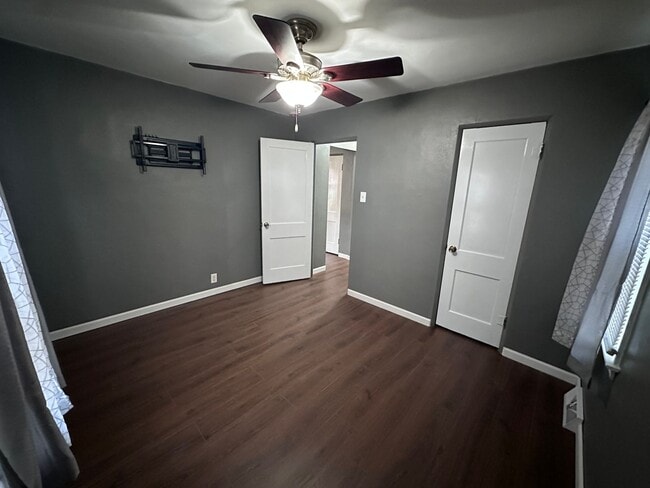 Building Photo - 2415 Jerden Ave