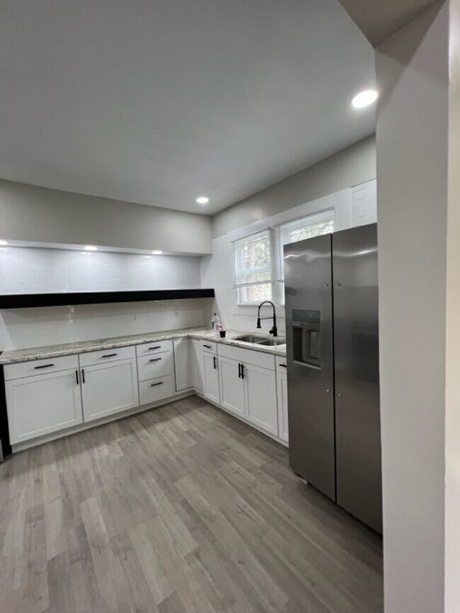 Building Photo - Three Bedroom Duplex Located Near Meridian St and 30th Street