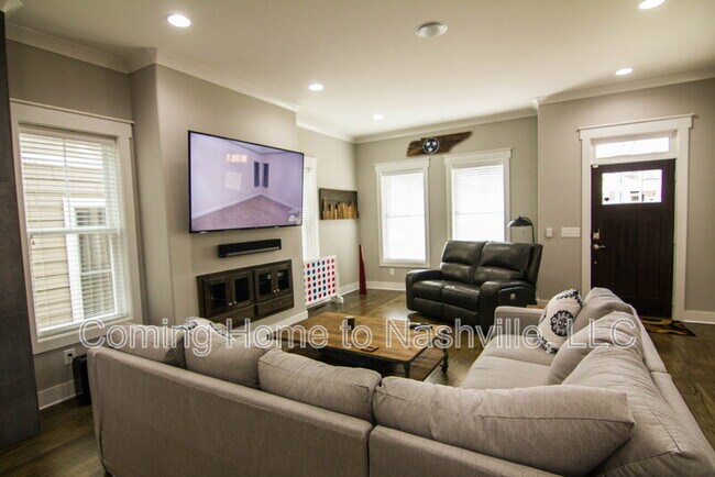 Building Photo - 910 11th Ave N