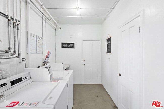 Building Photo - 8724 Shoreham Dr