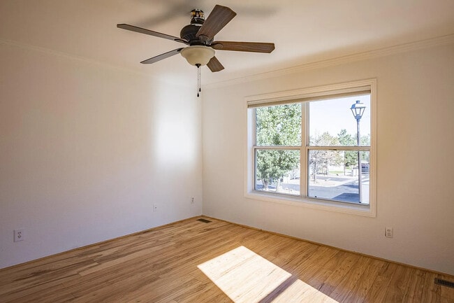 Building Photo - 2100 Oakcrest Cir