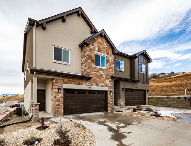 Building Photo - 3 Bedroom End Unit Luxury Townhome in Moun...