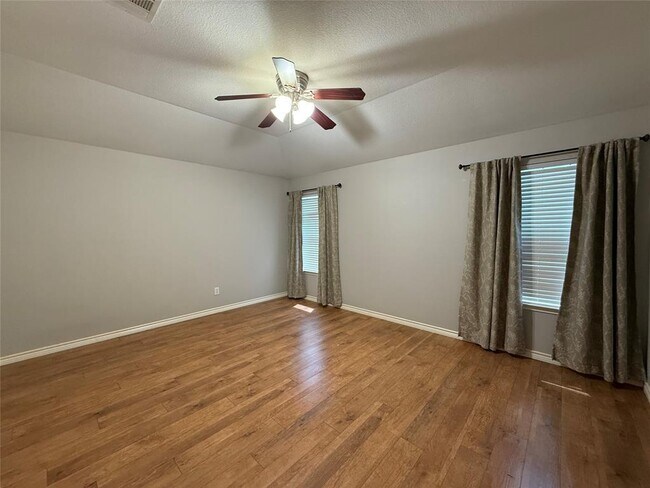 Building Photo - 905 Remington Dr