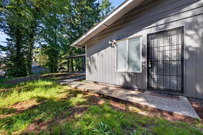 Building Photo - Renovated 2 bedroom Duplex