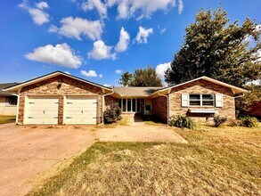 Building Photo - 4 Bed Spacious Midwest city House