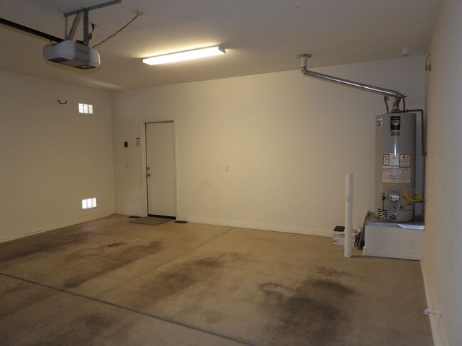 Building Photo - 4 Bedroom 2.5 Bathroom