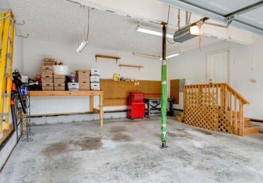 Building Photo - 176 London Ln