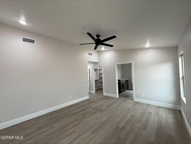 Building Photo - 2633 Dunoon Dr