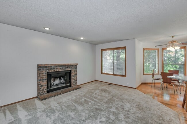 Building Photo - Beautiful cul-de-sac home, with fenced in yard