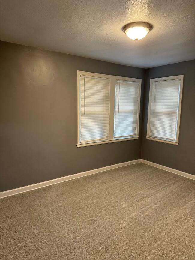 Building Photo - 2BR/1BA Overside Double Car Garage