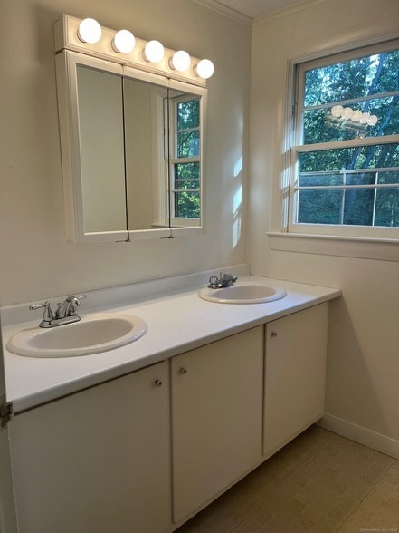 Building Photo - 103 Pequotsepos Rd