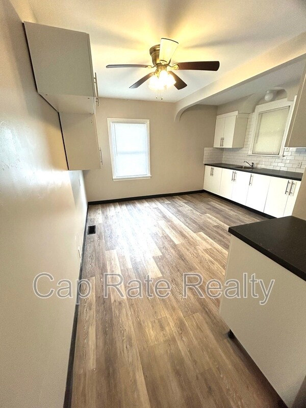 Building Photo - 1366 Duxberry Ave