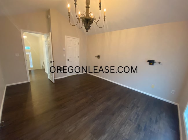 Building Photo - 2 bed 2 bath South Eugene Townhome
