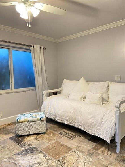 Building Photo - 1203 Hillsboro Mile
