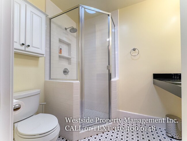 Building Photo - Charming Westside 2+2 Highly  Desirable Ma...