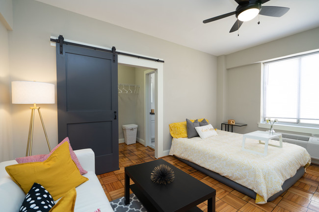 Great natural lighting fills the room! - Meridian Heights Apartments