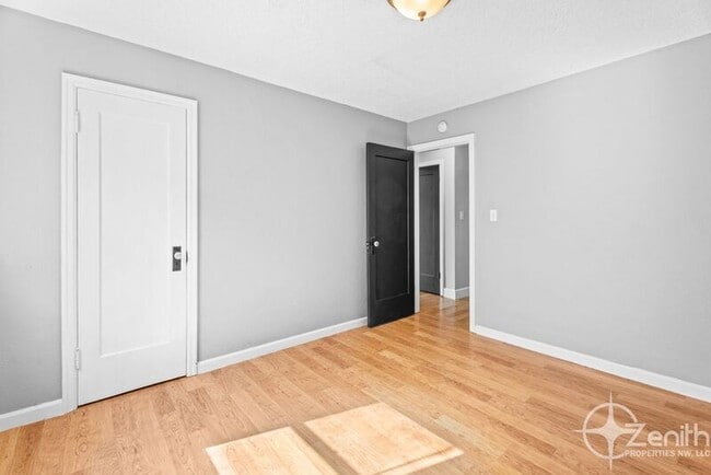 Building Photo - 427 I St