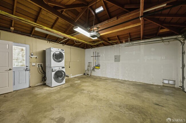 Building Photo - 2061 Ahneita Dr