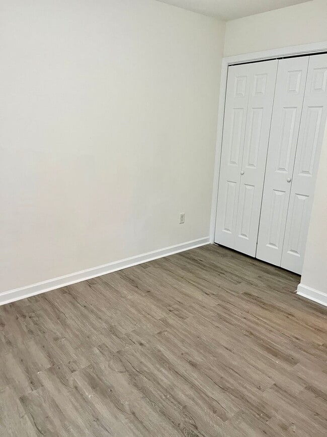 Building Photo - King George 3 Bedroom End Unit