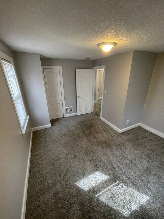 Building Photo - SECTION 8 ONLY! INSPECTION READY 3-BEDROOM...