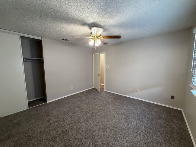 Building Photo - SINGLE STORY 3 BEDROOM HOME IN NORTHWEST C...