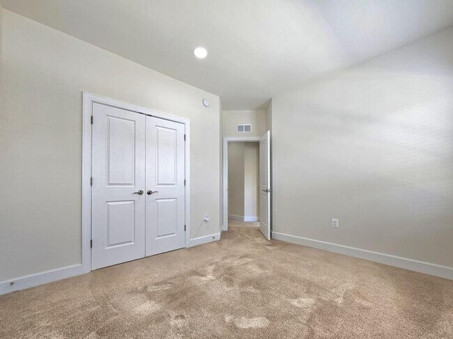 Building Photo - 8820 Englewood Farms Dr