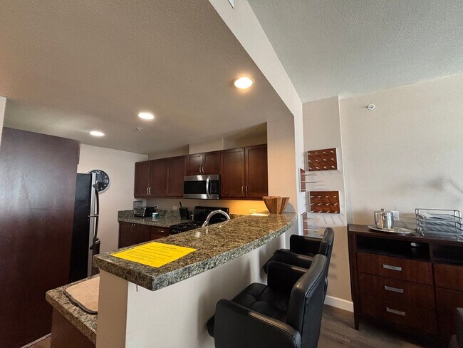 Building Photo - Modern Downtown Condo with Balcony, Pool, ...