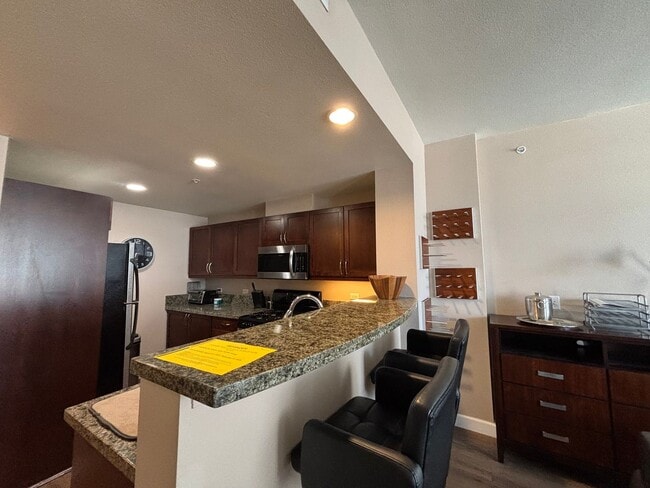 Building Photo - Modern Downtown Condo with Balcony, Pool, and Reserved Parking