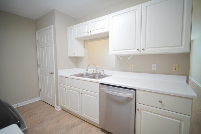 Building Photo - 2414 Manzanita Ct