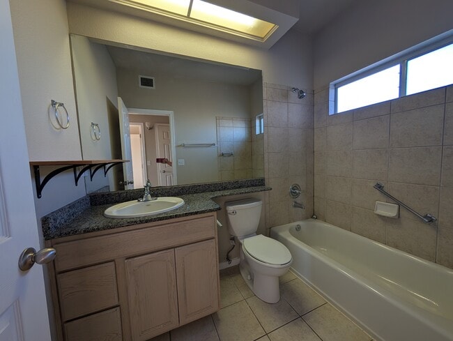 Building Photo - 805 Bonnie Ct