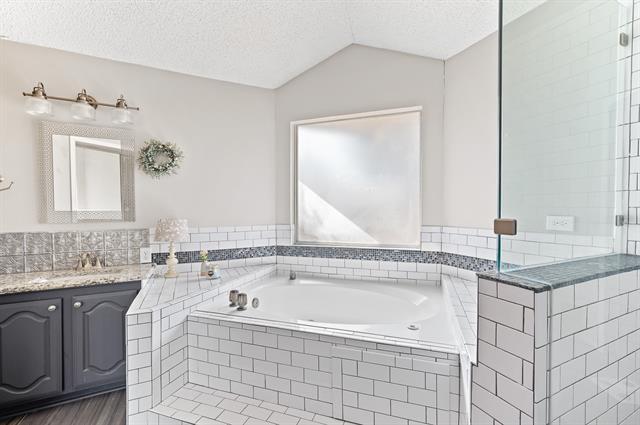 Building Photo - 2224 Carriage Hill