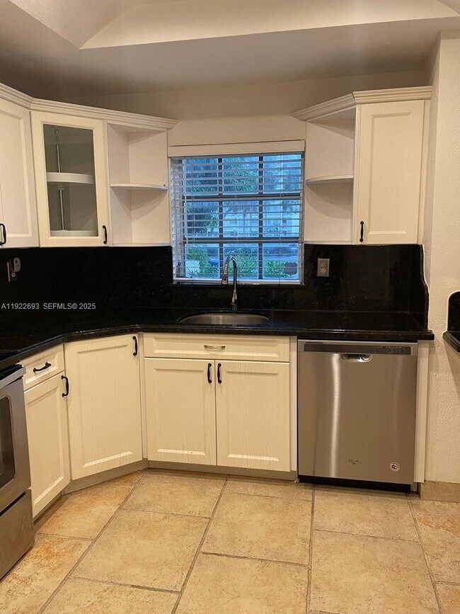 Building Photo - 3141 N Palm Aire Dr