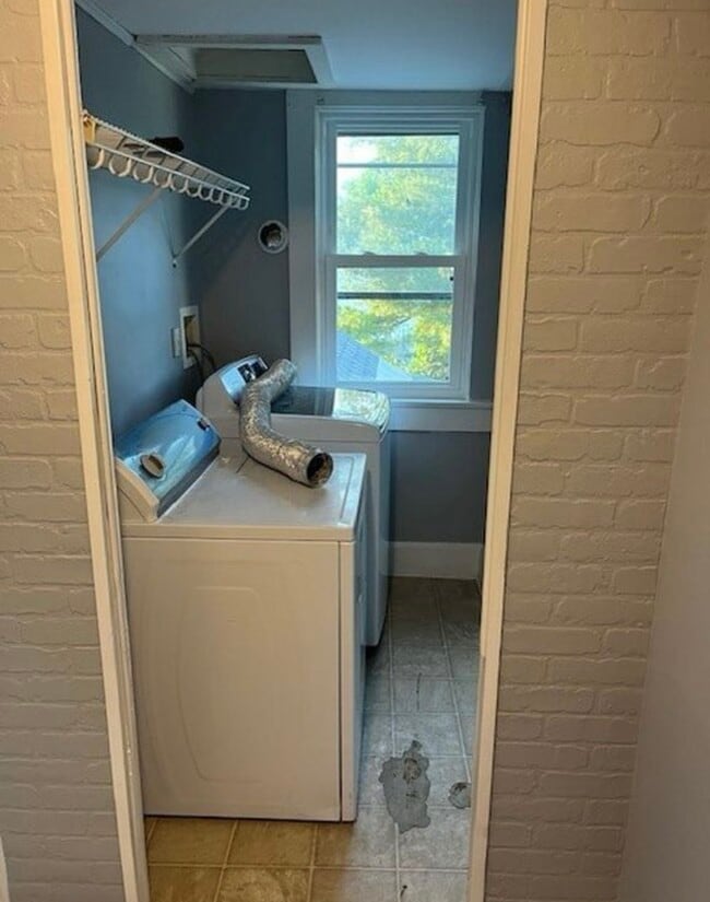 Building Photo - 866 Main St