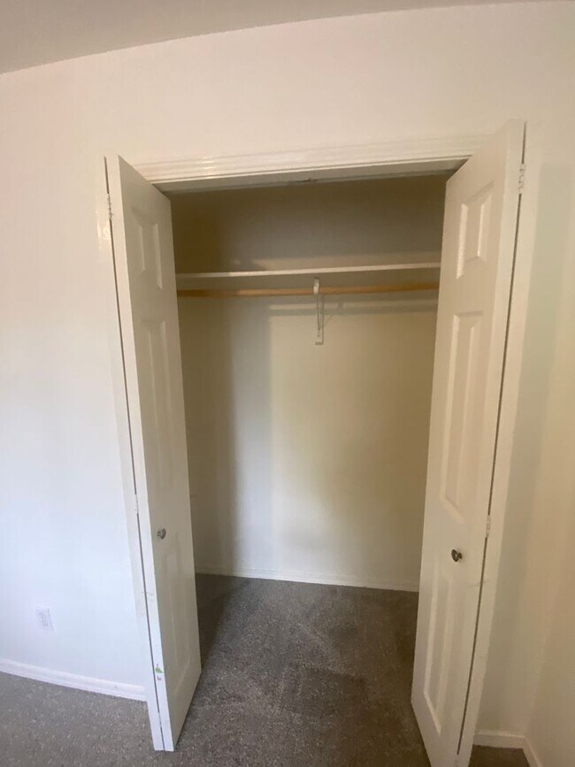 Building Photo - 3 Bed, 2 Bath,  Single Story, CUL-D-SAC Ho...
