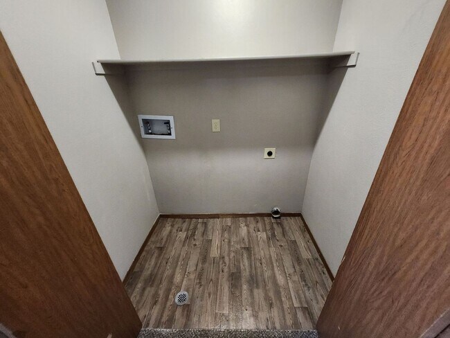 Building Photo - Well Maintained Townhome!