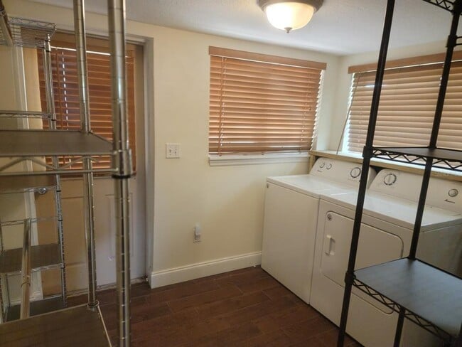 Building Photo - 1313 Canton St