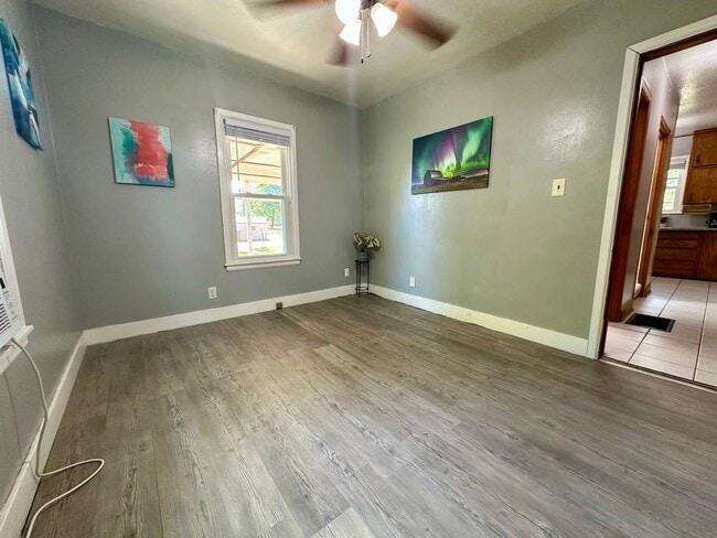 Building Photo - 3 bed, 1.5 bath home for rent in Waterloo