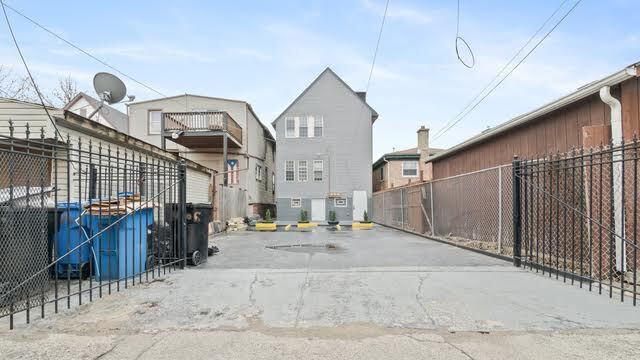 Building Photo - 3406 W Dickens Ave