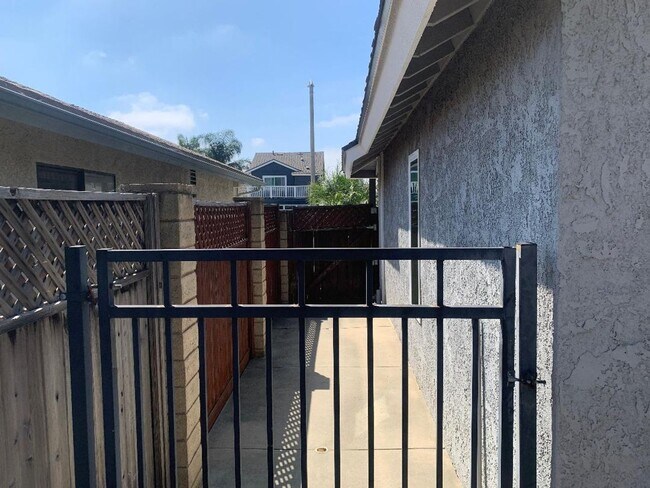 Building Photo - Wonderful East Ventura 4 Bedroom 2.5 Bath Home