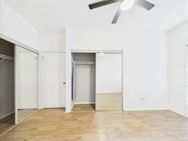 Building Photo - 806 W 24th St