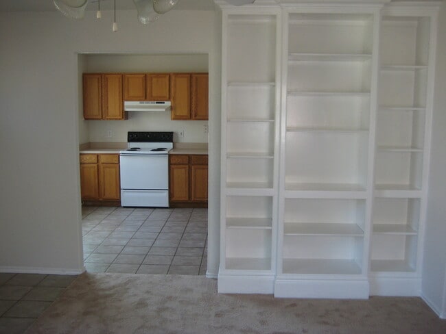 Building Photo - NICE 3 BR HOME W/ COUNTRY KITCHEN*CERAMIC TILE IN KITCHEN/BREAKFAST AREA, ENTRY & BATHROOMS*STOVE...